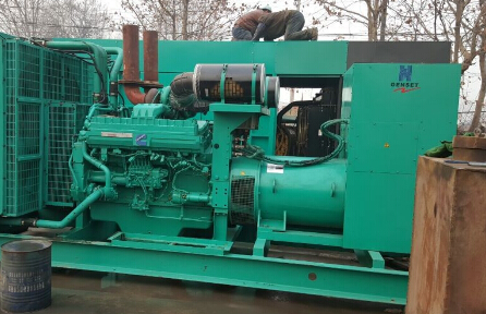 平阴发电机组如何判断水冷式机油散热器内部是否需要清洗？